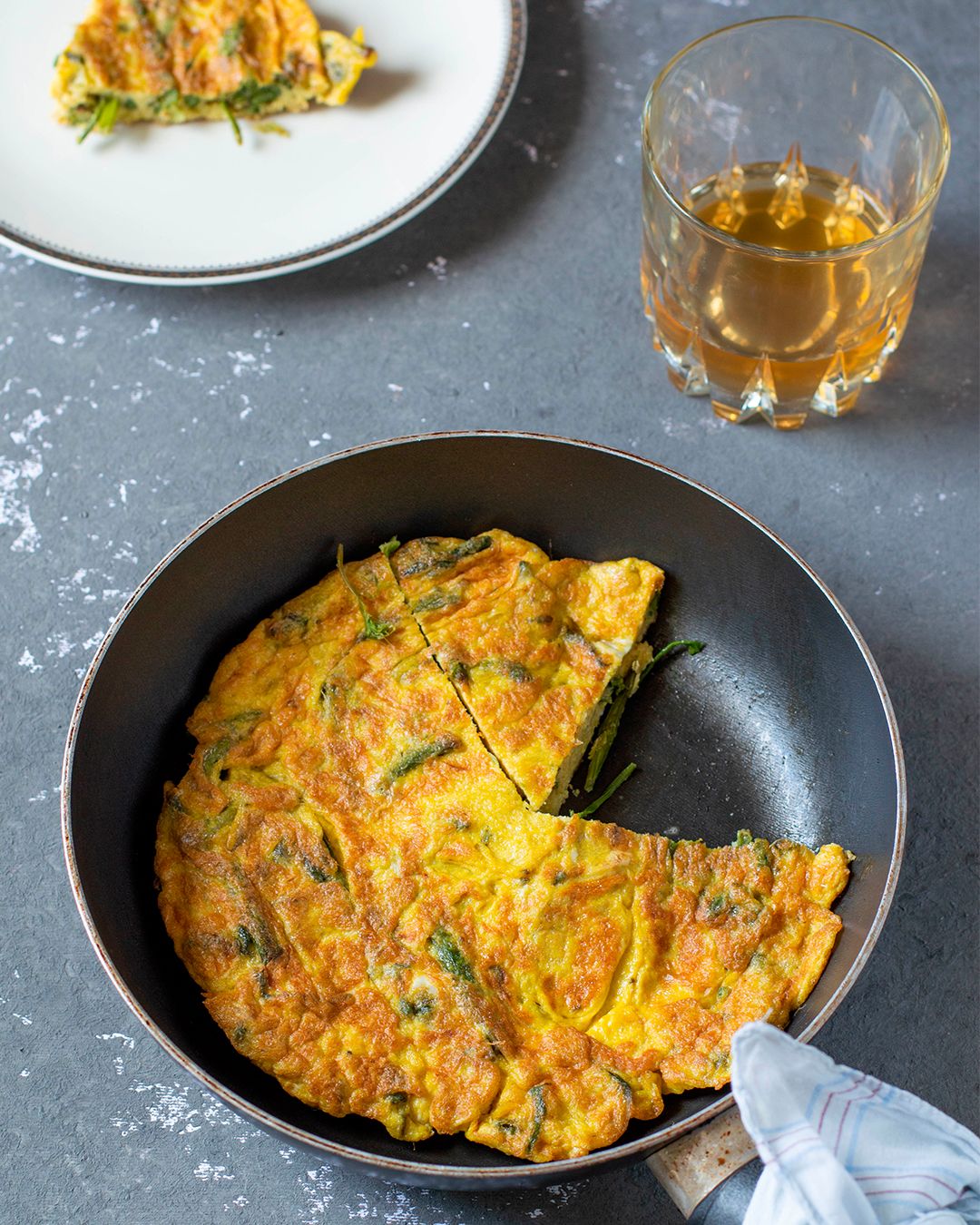 Tortilla y vino blanco