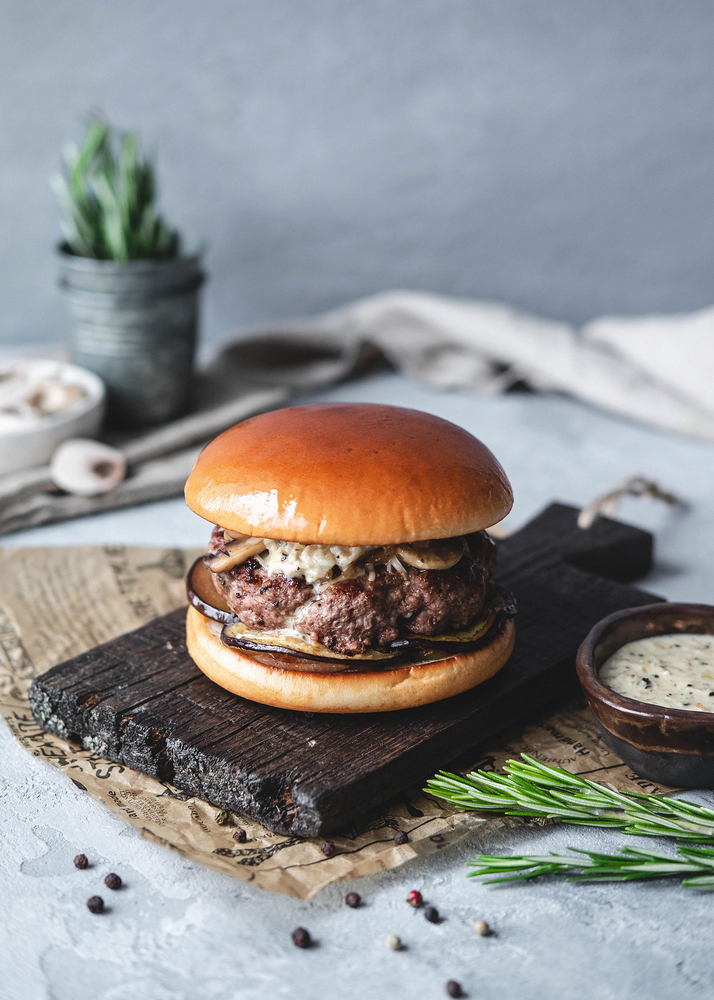 Receta de hamburguesa gourmet con champiñones y queso