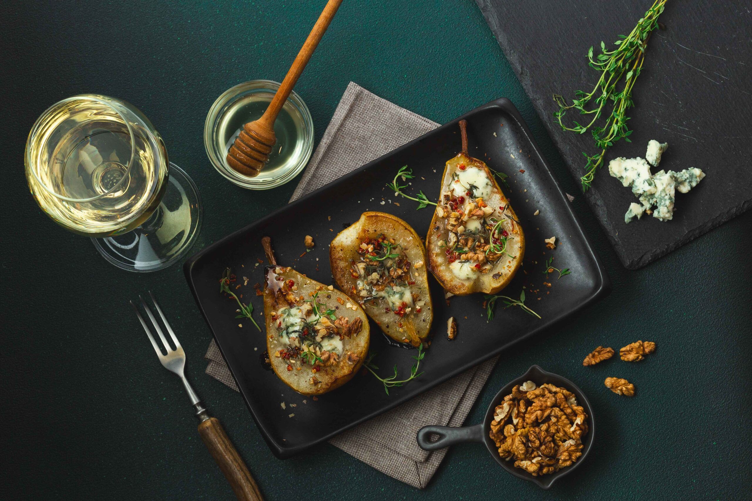 Peras al horno con queso azul y nueces maridadas con vino blanco