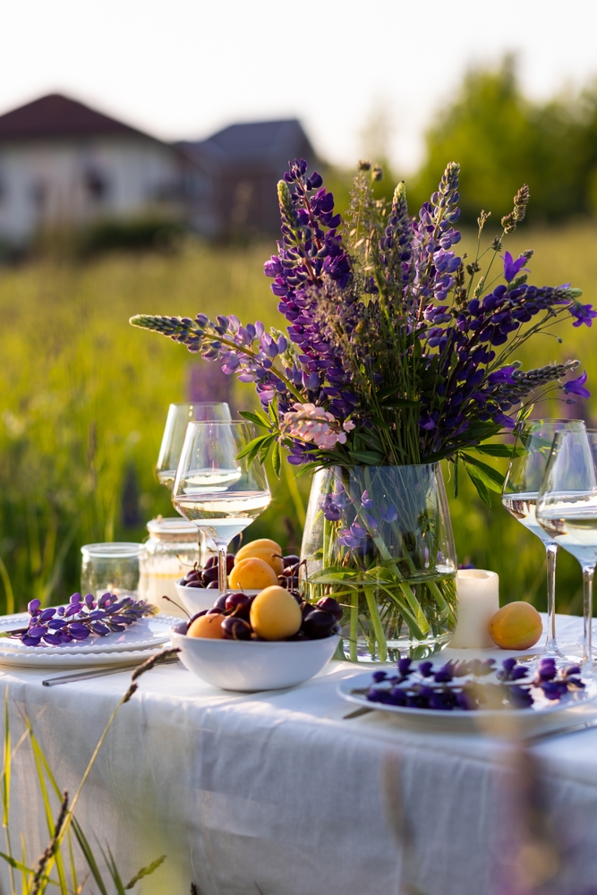 Regalar flores y vino